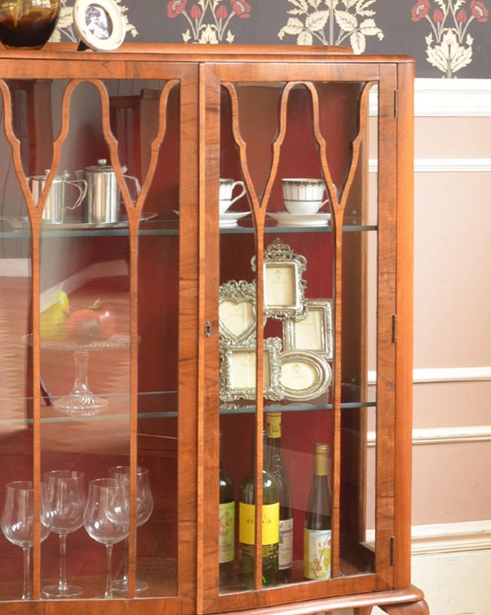 英国の素敵なアンティーク家具、明るい色のガラスキャビネット(m-555-f