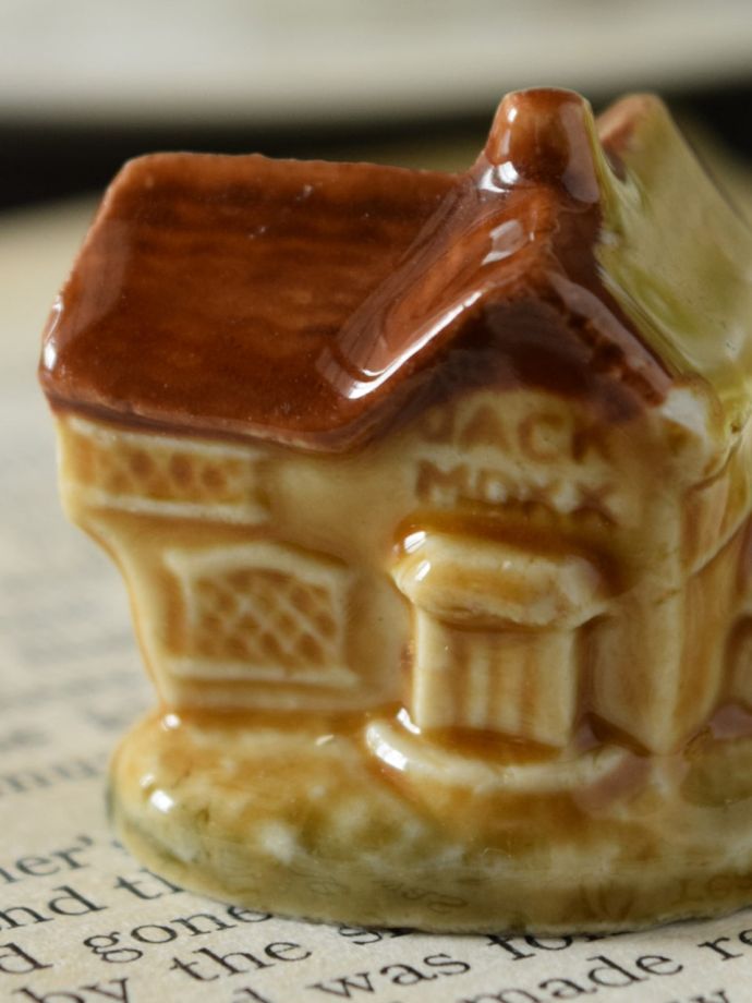 イギリスのビンテージ陶器、WADE社のWhimsiesのフィギア「JACK BUILT