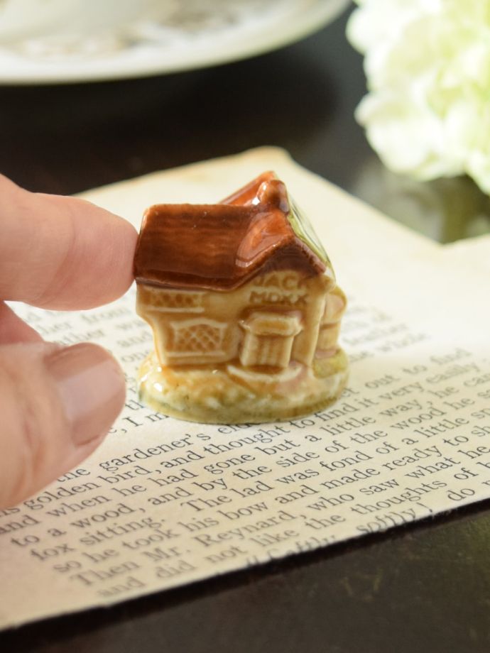 イギリスのビンテージ陶器、WADE社のWhimsiesのフィギア「JACK BUILT