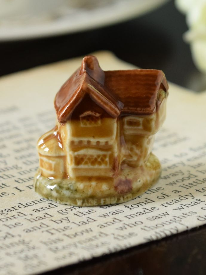 イギリスのビンテージ陶器、WADE社のWhimsiesのフィギア「JACK BUILT