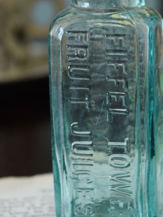 アンティークガラスのボトル