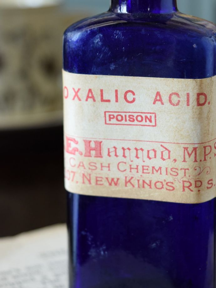 アンティークガラスのボトル