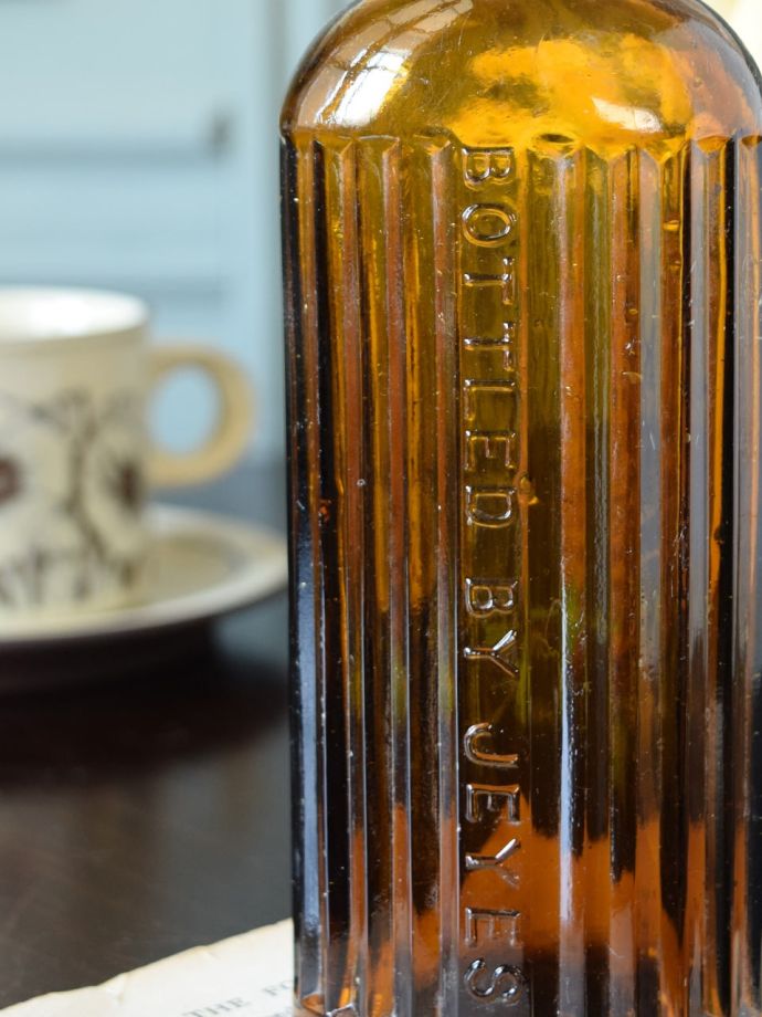 アンティークガラスのボトル