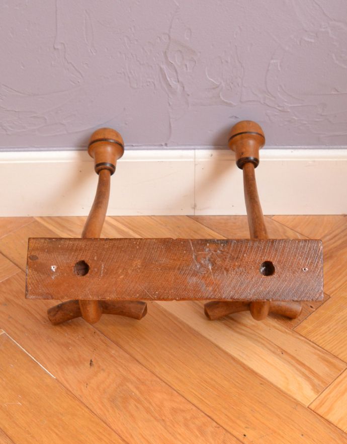 ウォールシェルフ・ウォールハンガー　アンティーク家具　フランスのアンティーク雑貨、バンブー×木製のベントウッドのコートフック（2連フック）。後ろ側を見てみると･･･アンティークは新品ではないので、もちろん経年変化によるキズはありますが、壁への取り付け部分も職人がキレイに修復しました。(m-558-f)