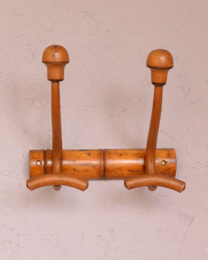 ウォールシェルフ・ウォールハンガー　アンティーク家具　フランスのアンティーク雑貨、バンブー×木製のベントウッドのコートフック（2連フック）。壁をオシャレに魅せてくれる小さなアンティークアンティークのフックボードを何もない壁に取り付けるだけで、なんだかお部屋をオシャレに魅せてくれるんです。(m-558-f)