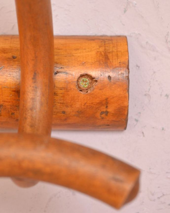 ウォールシェルフ・ウォールハンガー　アンティーク家具　フランスのアンティーク雑貨、バンブー×木製のベントウッドのコートフック（2連フック）。カンタンに取り付けできます女性でもお家の壁にカンタンに取り付けできます（ビスは付いていません）【 ビス間隔 】幅24cm。(m-558-f)