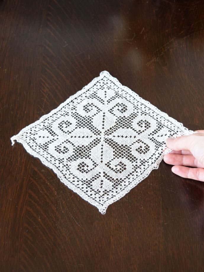 フルールドリス柄のスクエア型のドイリー、繊細なフィレレースの