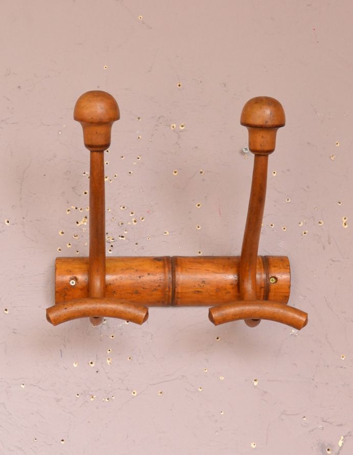 ウォールシェルフ・ウォールハンガー アンティーク家具 フランスのアンティーク壁付けフック、バンブー×木製のベントウッドのコート2連フック。玄関先にコートや帽子を掛けるのにはちょうどいいサイズになっています。(m-559-f)