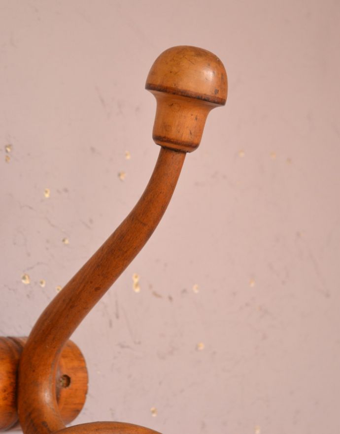 ウォールシェルフ・ウォールハンガー アンティーク家具 フランスのアンティーク壁付けフック、バンブー×木製のベントウッドのコート2連フック。先端は真ん丸で可愛らしいデザインになっています。(m-559-f)