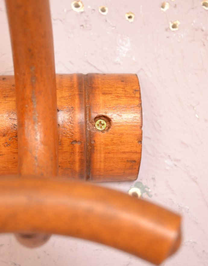 ウォールシェルフ・ウォールハンガー アンティーク家具 フランスのアンティーク壁付けフック、バンブー×木製のベントウッドのコート2連フック。市販のネジに引っ掛けて固定してください。(m-559-f)