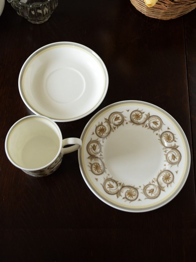 英国アンティークのおしゃれな食器