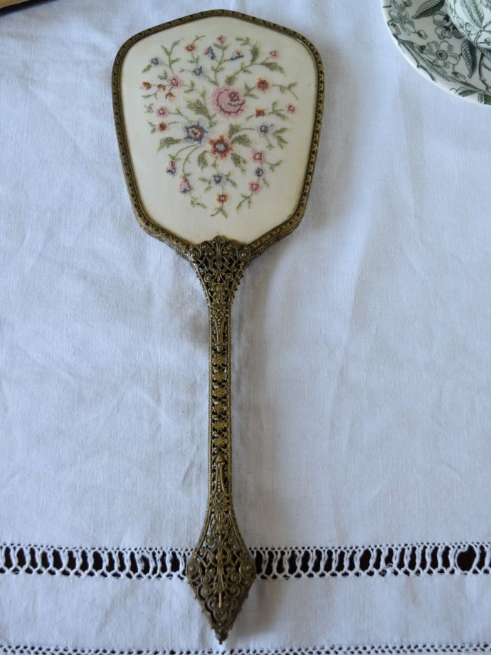 フランスのアンティーク雑貨、バラの模様が素敵なプチポワンのミラー