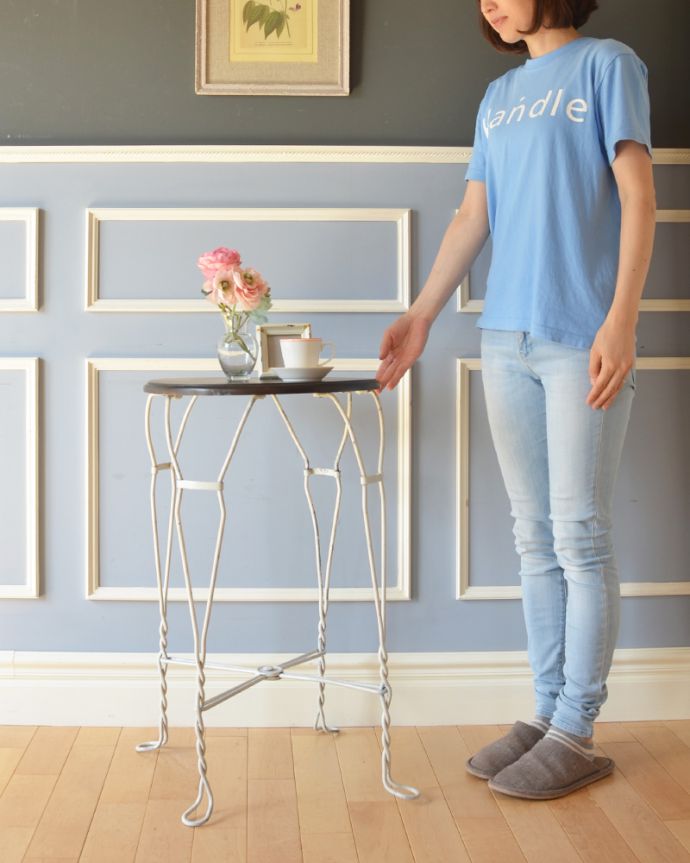 アンティークのテーブル　アンティーク家具　フランスで見つけた、ホワイトペイントのアイアン脚×木製天板のアンティークカフェテーブル。アイアンが作り出した曲線が美しいアンティーク優雅な曲線が描き出す美しさ。(m-561-f)