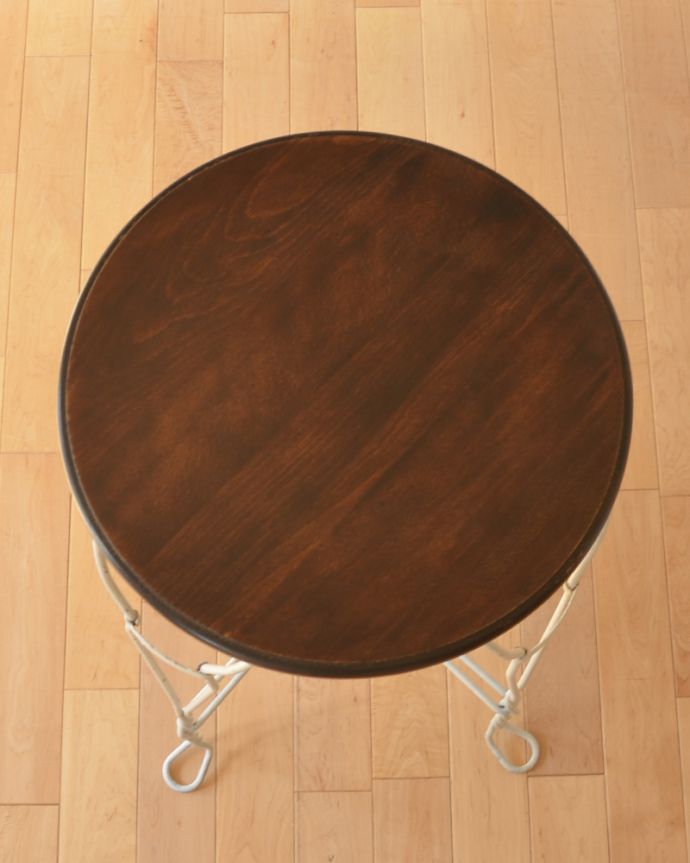 アンティークのテーブル　アンティーク家具　フランスで見つけた、ホワイトペイントのアイアン脚×木製天板のアンティークカフェテーブル。天板を上から見ると･･･コーヒーテーブルの天板は毎日使う場所だから専門の職人がしっかり修復しました。(m-561-f)