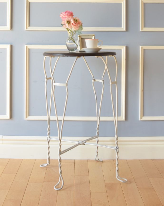 アンティークのテーブル　アンティーク家具　フランスで見つけた、ホワイトペイントのアイアン脚×木製天板のアンティークカフェテーブル。横から見るとよく分かります曲線のラインを横から見てみると、こんな感じに見えます。(m-561-f)