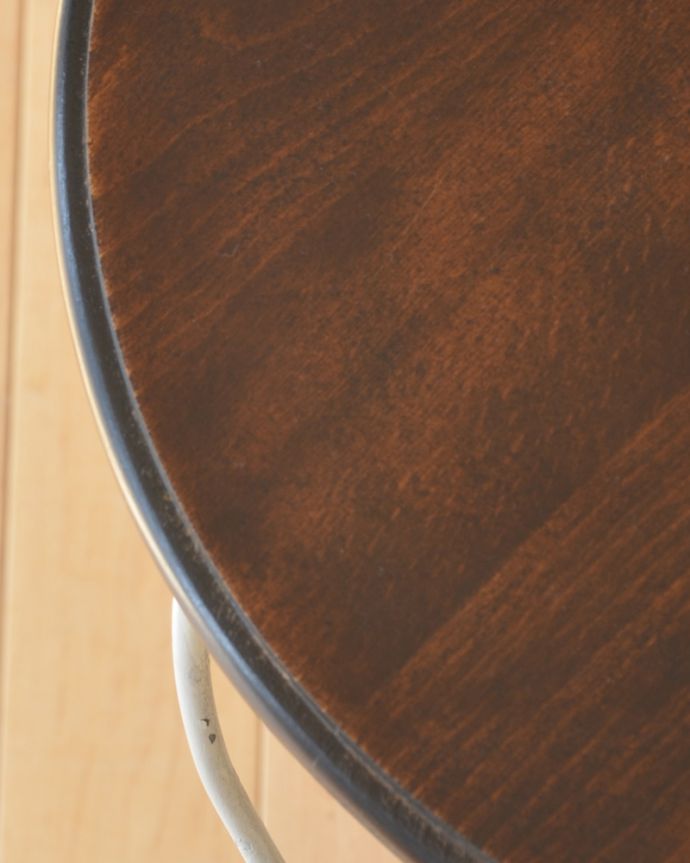 アンティークのテーブル　アンティーク家具　フランスで見つけた、ホワイトペイントのアイアン脚×木製天板のアンティークカフェテーブル。近づいて見てみると･･･アンティークはもちろん新品ではないので小さなキズや汚れはありますが、キレイにお直ししたので満足して頂ける自信があります！。(m-561-f)