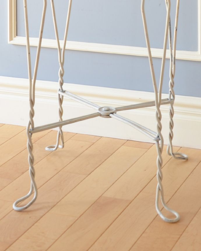 アンティークのテーブル　アンティーク家具　フランスで見つけた、ホワイトペイントのアイアン脚×木製天板のアンティークカフェテーブル。美しい装飾にもうっとり…さりげなく施された装飾。(m-561-f)