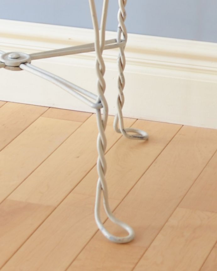 アンティークのテーブル　アンティーク家具　フランスで見つけた、ホワイトペイントのアイアン脚×木製天板のアンティークカフェテーブル。持ち上げなくても移動できます！Handleのアンティークは、脚の裏にフェルトキーパーをお付けしていますので、床を滑らせてれば移動が簡単です。(m-561-f)