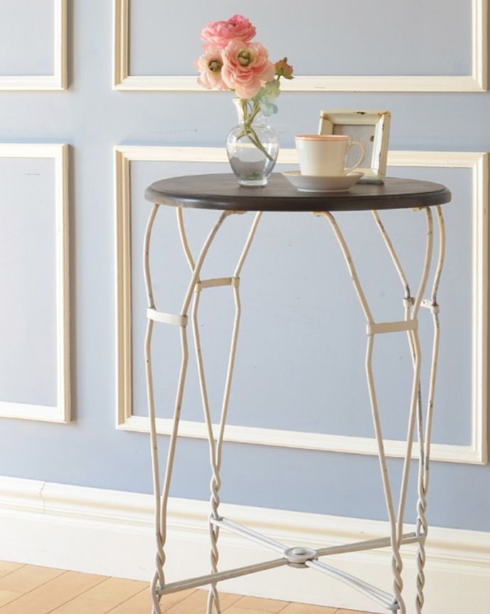 アンティークのテーブル　アンティーク家具　フランスで見つけた、ホワイトペイントのアイアン脚×木製天板のアンティークカフェテーブル。アンティークのアイアンが作り出す曲線美まだ機械が現代ほど発達していない時代に、職人さんはどうやって曲げたんだろう？と不思議になるくらいの美しさ。(m-561-f)