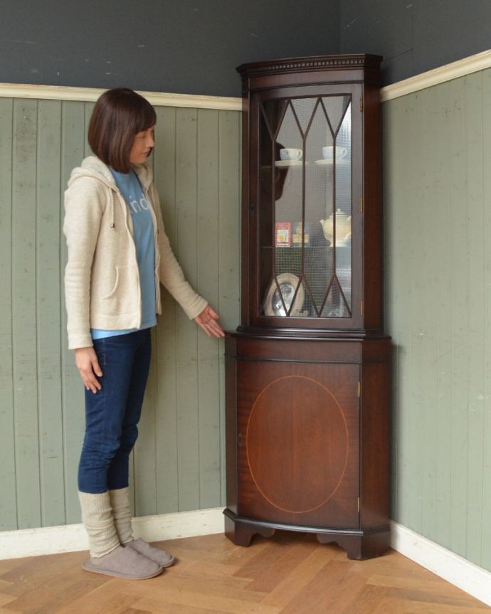 アンティークのキャビネット アンティーク家具 お部屋の角にはまるコーナーキャビネット、マホガニー材のアンティーク家具。お部屋を角から格上げしてくれますインテリアの素敵な国から来た家具は使い方も美しい・・・お部屋の角から華やかな雰囲気を作ってくれます。(m-562-f)