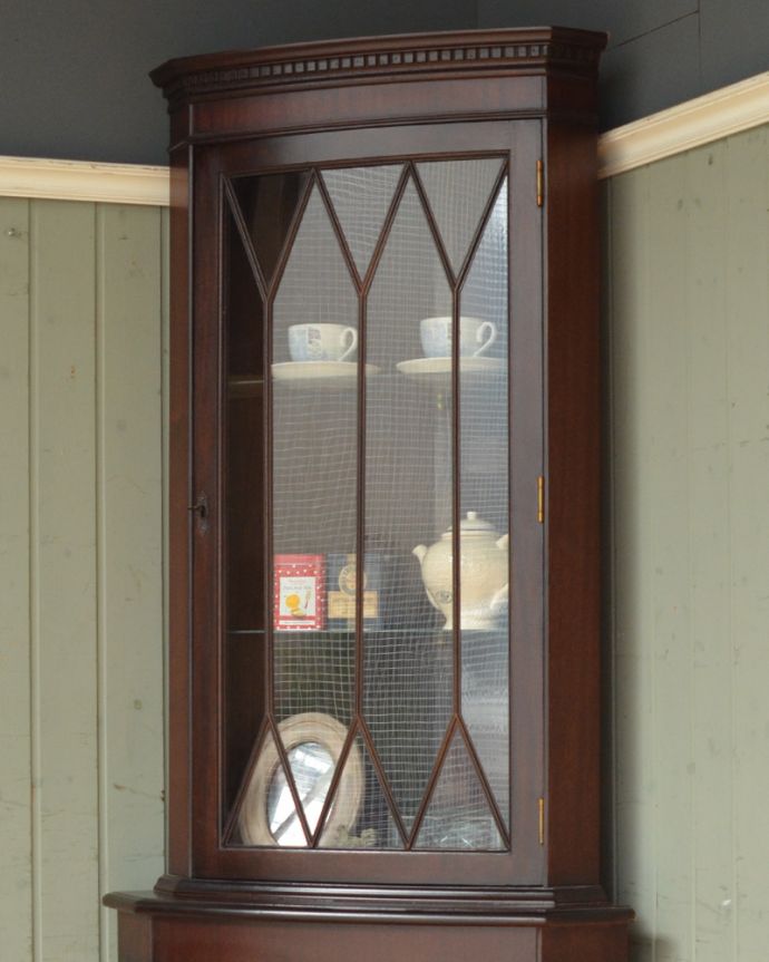 アンティークのキャビネット アンティーク家具 お部屋の角にはまるコーナーキャビネット、マホガニー材のアンティーク家具。お部屋の角にピタッと収まる飾り棚お部屋の角にピッタリ収まっちゃうから、どこでも使える便利なコーナーキャビネット。(m-562-f)