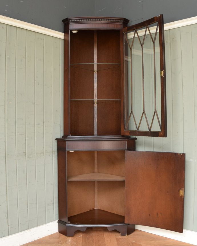 アンティークのキャビネット アンティーク家具 お部屋の角にはまるコーナーキャビネット、マホガニー材のアンティーク家具。扉を開けてみると・・・専門の職人がしっかり修復していますので、扉の中はピカピカです。(m-562-f)