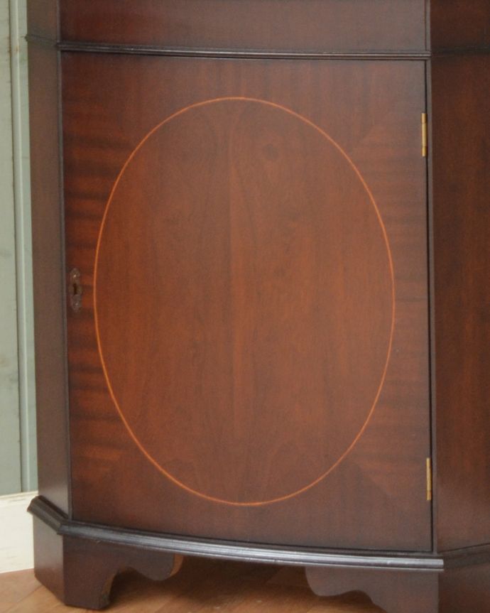 アンティークのキャビネット アンティーク家具 お部屋の角にはまるコーナーキャビネット、マホガニー材のアンティーク家具。英国らしい装飾英国家具らしいかっこいい装飾があります。(m-562-f)