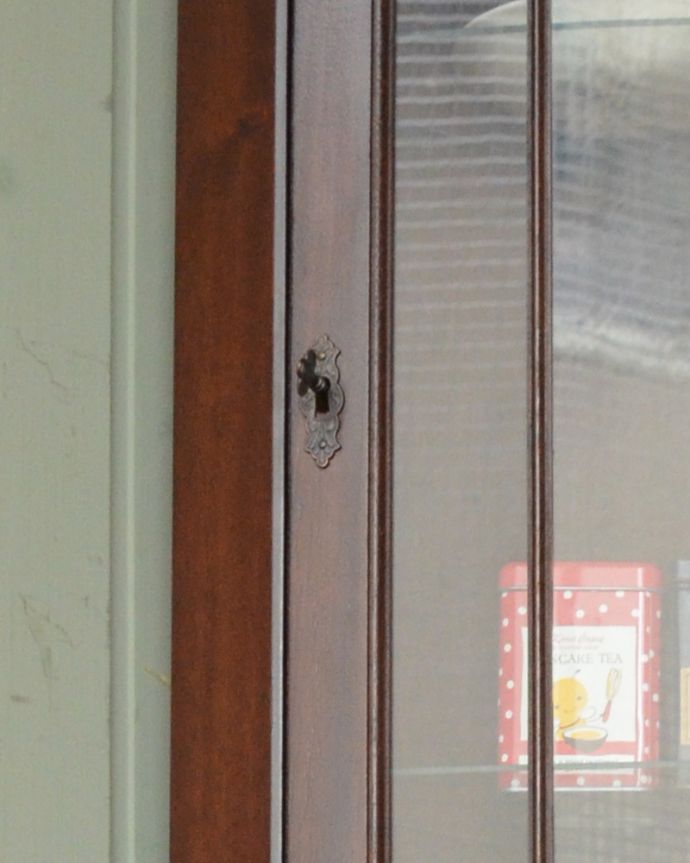 アンティークのキャビネット アンティーク家具 お部屋の角にはまるコーナーキャビネット、マホガニー材のアンティーク家具。開ける度にワクワクアンティークらしい取っ手のデザイン。(m-562-f)