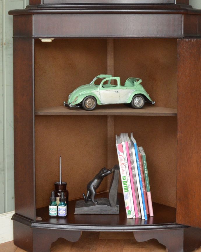 アンティークのキャビネット アンティーク家具 お部屋の角にはまるコーナーキャビネット、マホガニー材のアンティーク家具。扉の中は収納たっぷりA4サイズの雑誌までしっかり収納出来ちゃう大きさ。(m-562-f)
