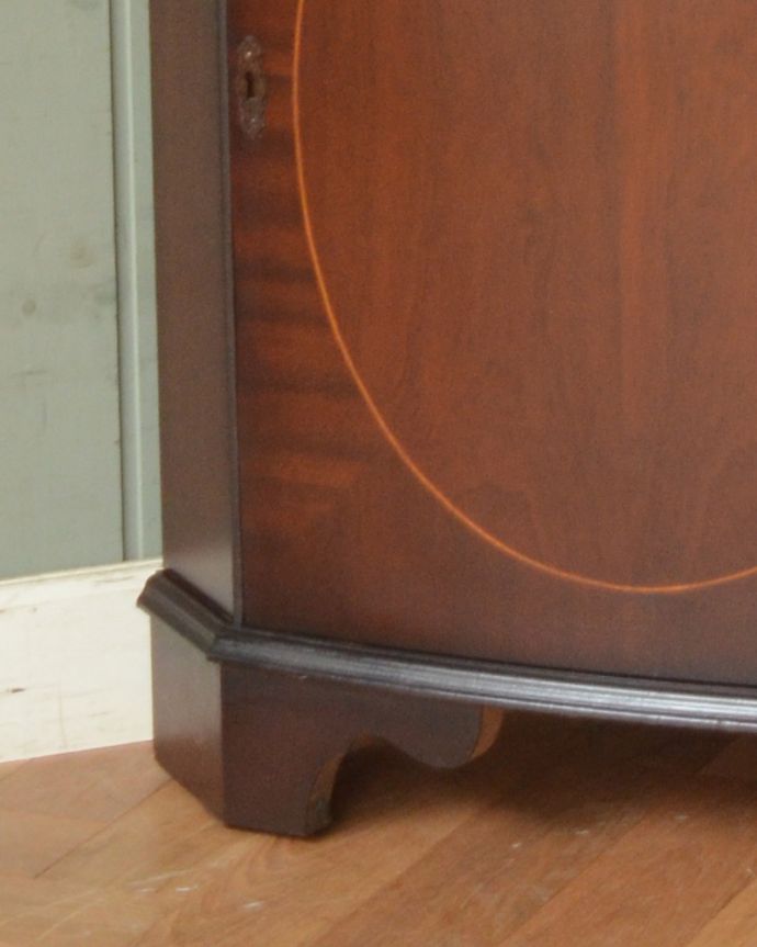 アンティークのキャビネット アンティーク家具 お部屋の角にはまるコーナーキャビネット、マホガニー材のアンティーク家具。女性1人でラクラク運べちゃうんですHandleのアンティークは、脚の裏にフェルトキーパーをお付けしています。(m-562-f)