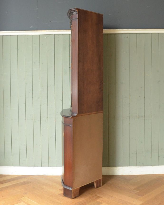 アンティークのキャビネット アンティーク家具 お部屋の角にはまるコーナーキャビネット、マホガニー材のアンティーク家具。横から見ると、こんな感じ壁にピタッと収まる部分は三角形になっています。(m-562-f)