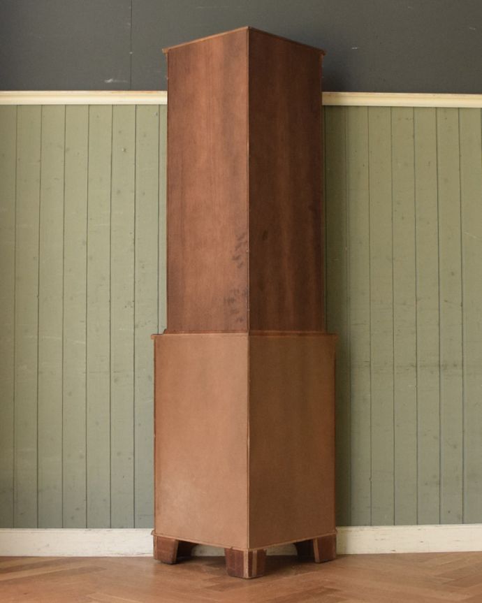 アンティークのキャビネット アンティーク家具 お部屋の角にはまるコーナーキャビネット、マホガニー材のアンティーク家具。壁で見えないけれど、後ろ姿もキレイです見えない部分もきちんと修復しているので、キレイに仕上がっています。(m-562-f)