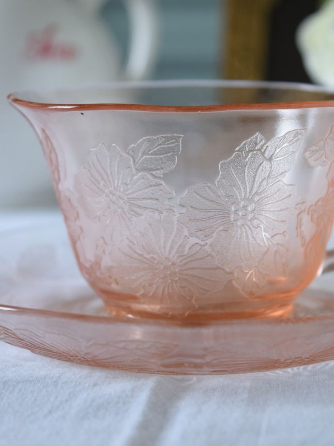 ディプレッションガラスのカップ＆ソーサー