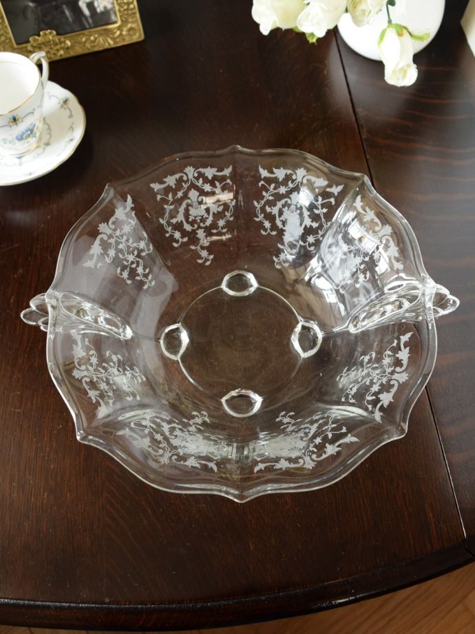 ディプレッショングラスのガラスボウル、エッチングが美しいエレガント