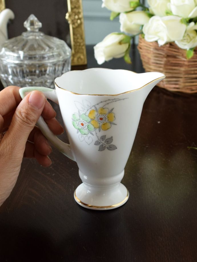 陶磁器のミルクピッチャー