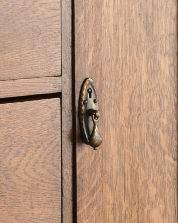 ワードローブ アンティーク家具 英国のアンティーク家具、中々出会えないスモールワードローブ&チェスト(オーク材)。重厚感のある取っ手です。(m-566-f)