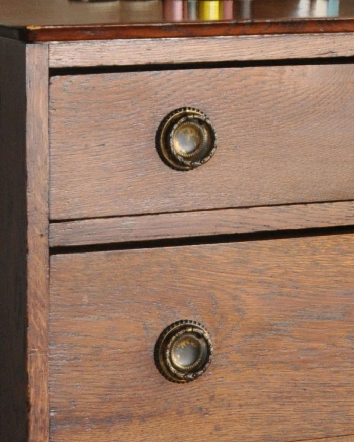 ワードローブ アンティーク家具 英国のアンティーク家具、中々出会えないスモールワードローブ&チェスト(オーク材)。これは、引き出しの取っ手です。(m-566-f)