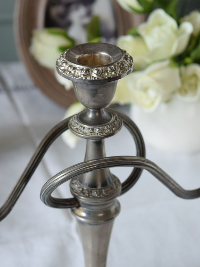 英国アンティークのシルバープレートの燭台、装飾が豪華なキャンドル
