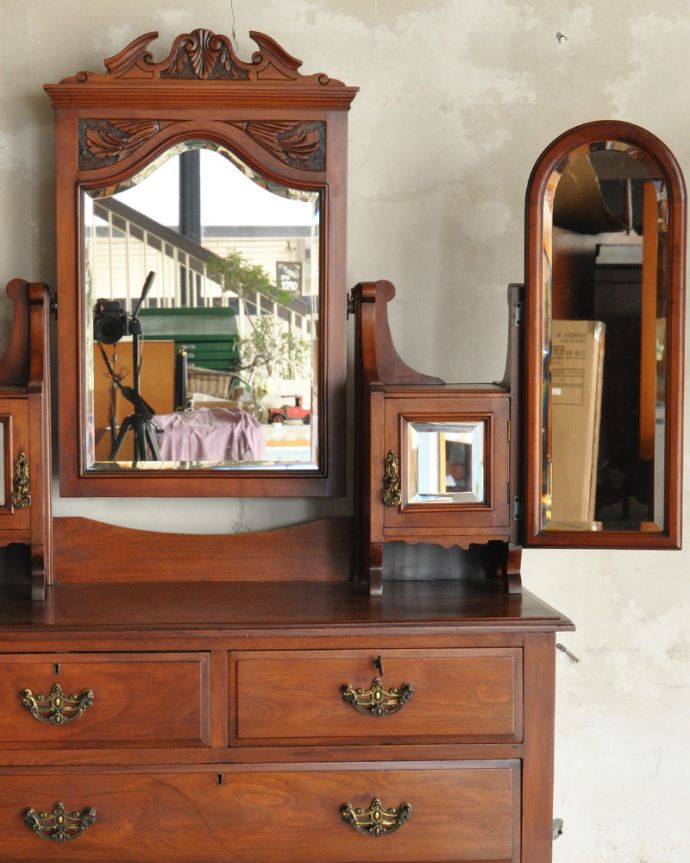 アンティークのドレッサー アンティーク家具 1880年代の英国アンティーク家具、ウォルナット材の三面鏡が付いた美しいドレッシングチェスト(鏡台)。高級感のある木製家具の味わいを存分に活かしつつキレイにお直ししました。(m-568-f)