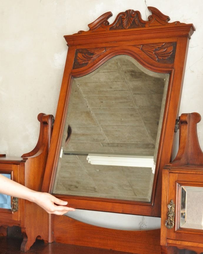 アンティークのドレッサー アンティーク家具 1880年代の英国アンティーク家具、ウォルナット材の三面鏡が付いた美しいドレッシングチェスト(鏡台)。アンティークのミラーには美しいカッティングが入っているので高級感があります。(m-568-f)