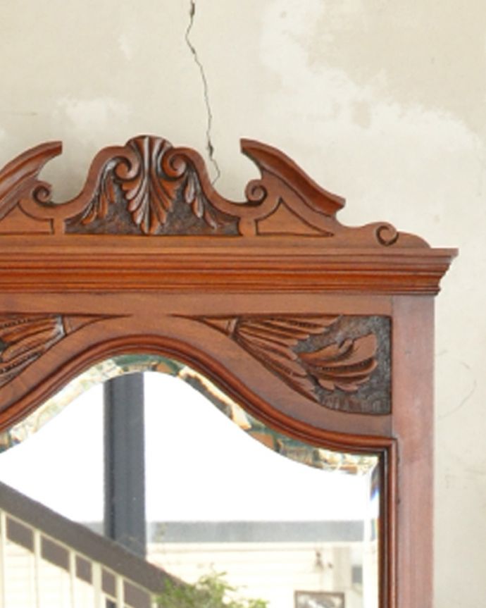 アンティークのドレッサー アンティーク家具 1880年代の英国アンティーク家具、ウォルナット材の三面鏡が付いた美しいドレッシングチェスト(鏡台)。トップの装飾は見とれる程美しいです。(m-568-f)