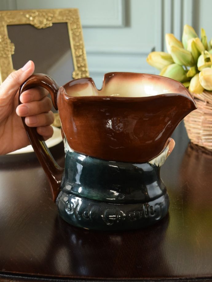 ロイヤルドルトンの陶器製ジャグ