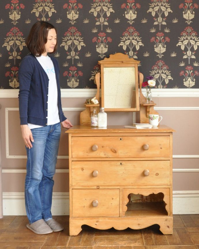 アンティークのドレッサー アンティーク家具 可愛らしい装飾を施したアンティーク、オールドパインのドレッシングチェスト(鏡台)。大きな鏡を見る度に毎日が楽しくなるドレッシングチェストミラーが付いた女性のための家具ドレッシングチェスト。(m-569-f)