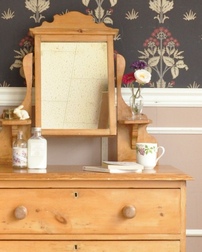 アンティークのドレッサー アンティーク家具 可愛らしい装飾を施したアンティーク、オールドパインのドレッシングチェスト(鏡台)。英国アンティークが持つ素材の華やかさ木目の美しさが際立つ英国アンティークらしいドレッシングチェスト。(m-569-f)