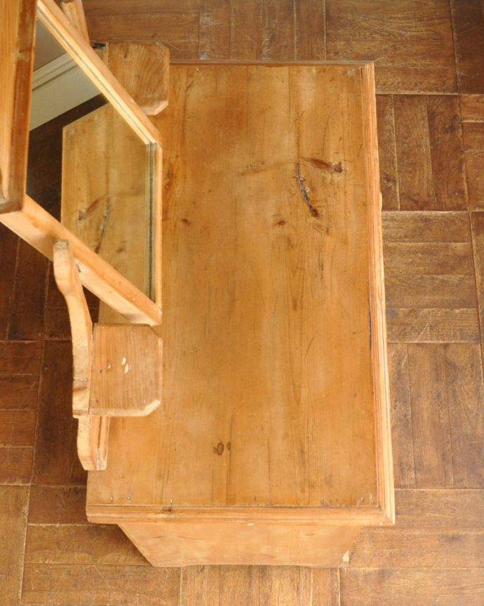 アンティークのドレッサー アンティーク家具 可愛らしい装飾を施したアンティーク、オールドパインのドレッシングチェスト(鏡台)。昔の人の知恵ミラーの脇にある小さな台。(m-569-f)