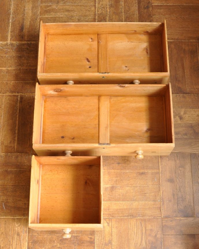 アンティークのドレッサー アンティーク家具 可愛らしい装飾を施したアンティーク、オールドパインのドレッシングチェスト(鏡台)。引き出しの中もキレイに修復しました収納としても使えるよう、もちろん引き出しの中も職人がキレイにお直ししました。(m-569-f)