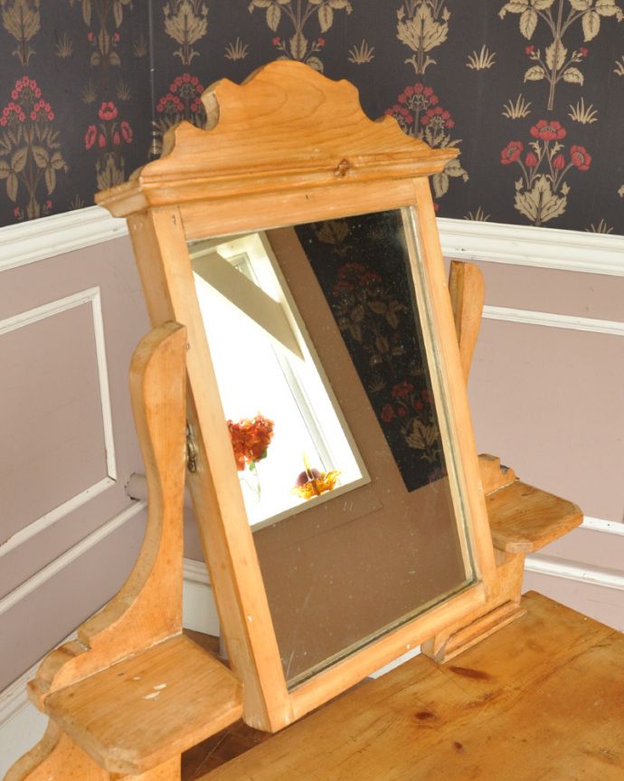 アンティークのドレッサー アンティーク家具 可愛らしい装飾を施したアンティーク、オールドパインのドレッシングチェスト(鏡台)。お部屋も広く見せてくれます身だしなみを整えるのはもちろん、大きな鏡はお部屋を広く見せる効果があります。(m-569-f)