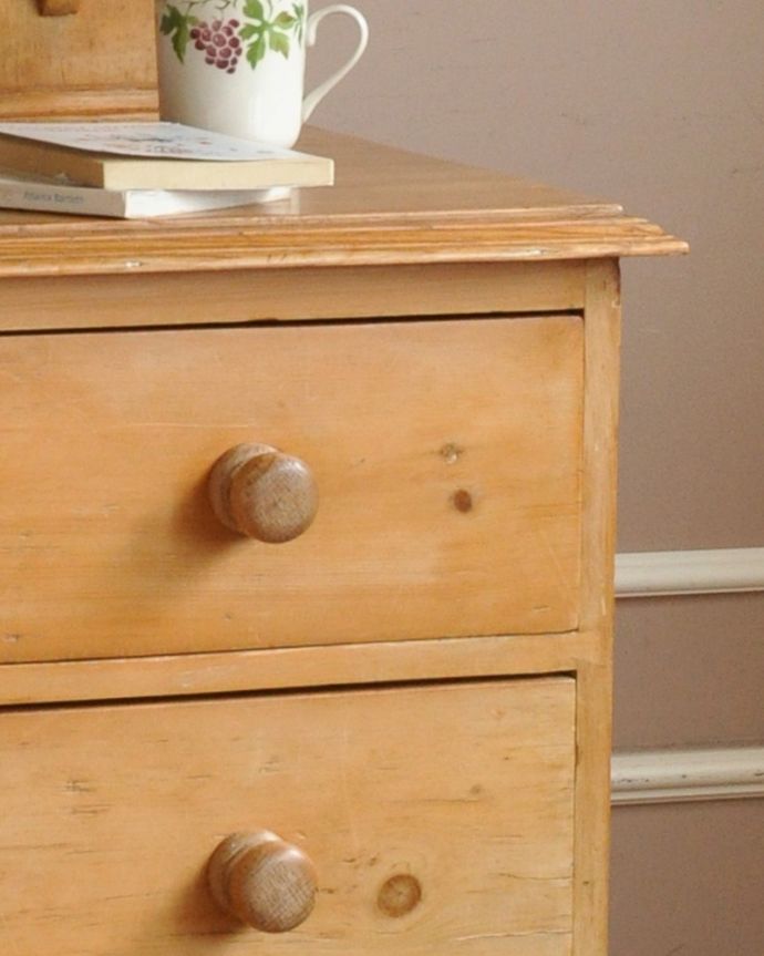 アンティークのドレッサー アンティーク家具 可愛らしい装飾を施したアンティーク、オールドパインのドレッシングチェスト(鏡台)。アンティークらしい素敵な取っ手味わい深いアンティークらしい取っ手のデザインからも時間の流れが感じられます。(m-569-f)