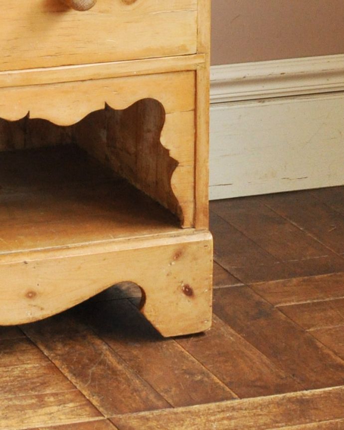 アンティークのドレッサー アンティーク家具 可愛らしい装飾を施したアンティーク、オールドパインのドレッシングチェスト(鏡台)。女性1人でラクラク運べちゃう仕掛けHandleのアンティークは、脚の裏にフェルトキーパーをお付けしています。(m-569-f)