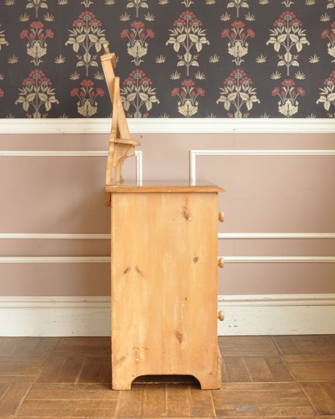 アンティークのドレッサー アンティーク家具 可愛らしい装飾を施したアンティーク、オールドパインのドレッシングチェスト(鏡台)。横から見てもステキもちろん横から見られてもいいようにしっかり修復してあります。(m-569-f)